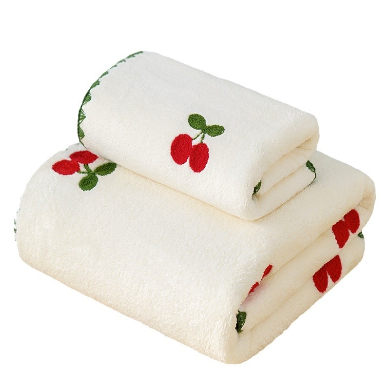 Korall bársony fürdőlepedő teljes hímzéssel – eper mintás, puha és nedvszívó, dobozos ajándék; 150D szálak, 8020 fonás, sima szövés, 350 g