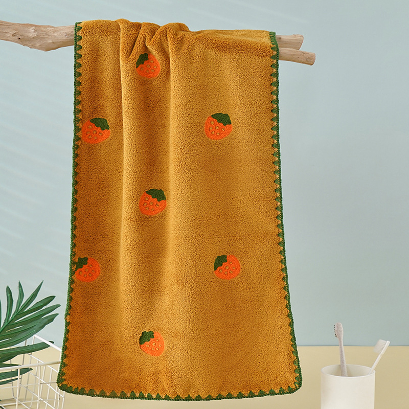 Korall bársony fürdőlepedő teljes hímzéssel – eper mintás, puha és nedvszívó, dobozos ajándék; 150D szálak, 8020 fonás, sima szövés, 350 g