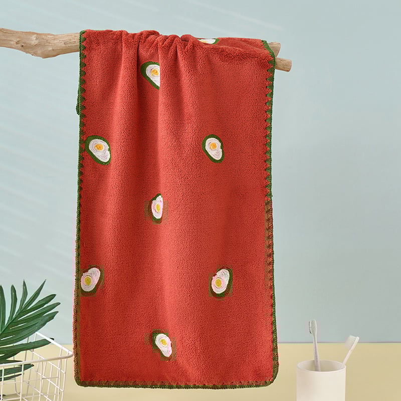 Korall bársony fürdőlepedő teljes hímzéssel – eper mintás, puha és nedvszívó, dobozos ajándék; 150D szálak, 8020 fonás, sima szövés, 350 g