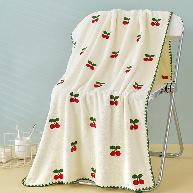 Korall bársony fürdőlepedő teljes hímzéssel – eper mintás, puha és nedvszívó, dobozos ajándék; 150D szálak, 8020 fonás, sima szövés, 350 g