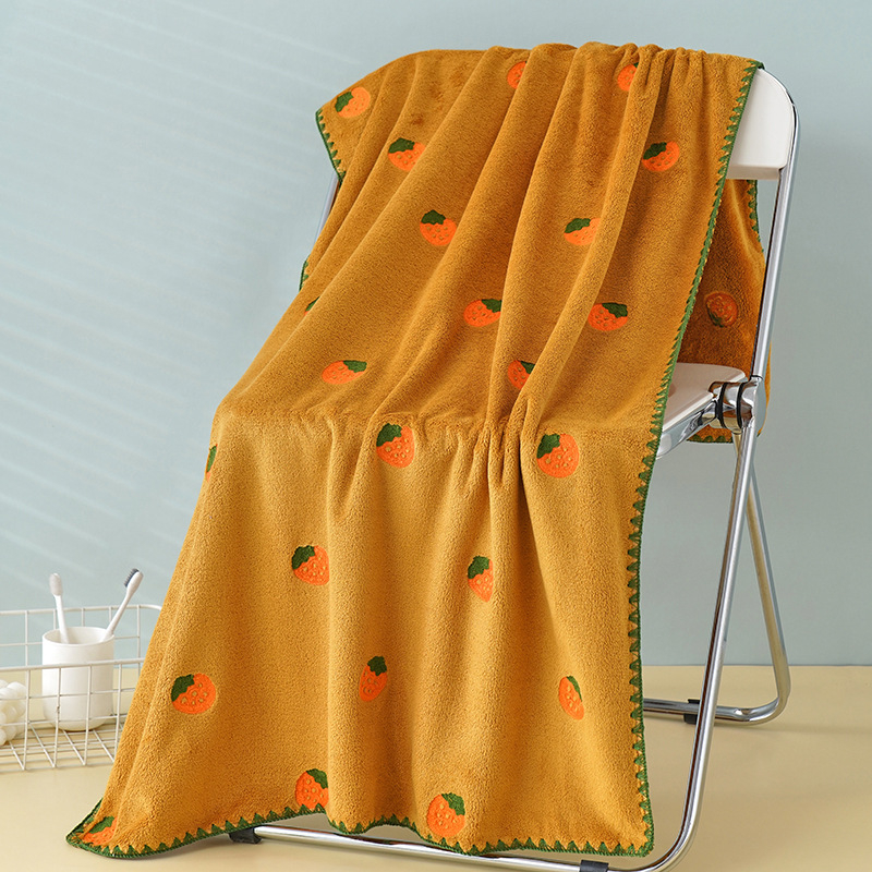 Korall bársony fürdőlepedő teljes hímzéssel – eper mintás, puha és nedvszívó, dobozos ajándék; 150D szálak, 8020 fonás, sima szövés, 350 g