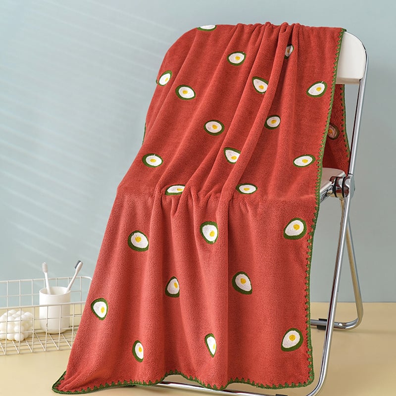 Korall bársony fürdőlepedő teljes hímzéssel – eper mintás, puha és nedvszívó, dobozos ajándék; 150D szálak, 8020 fonás, sima szövés, 350 g