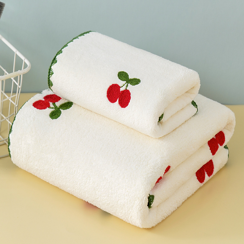 Korall bársony fürdőlepedő teljes hímzéssel – eper mintás, puha és nedvszívó, dobozos ajándék; 150D szálak, 8020 fonás, sima szövés, 350 g