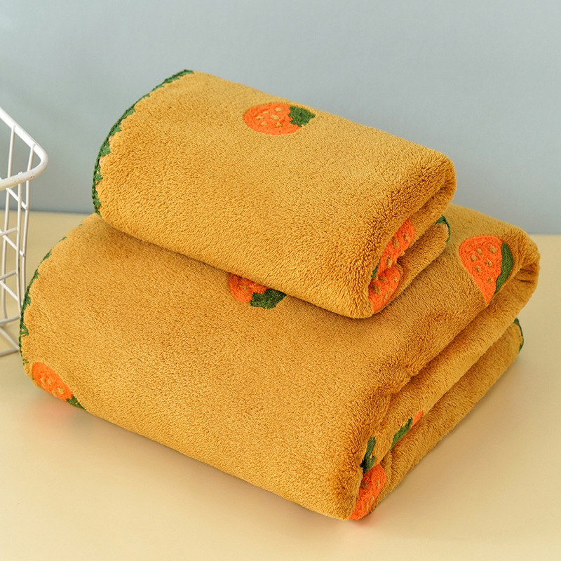 Korall bársony fürdőlepedő teljes hímzéssel – eper mintás, puha és nedvszívó, dobozos ajándék; 150D szálak, 8020 fonás, sima szövés, 350 g