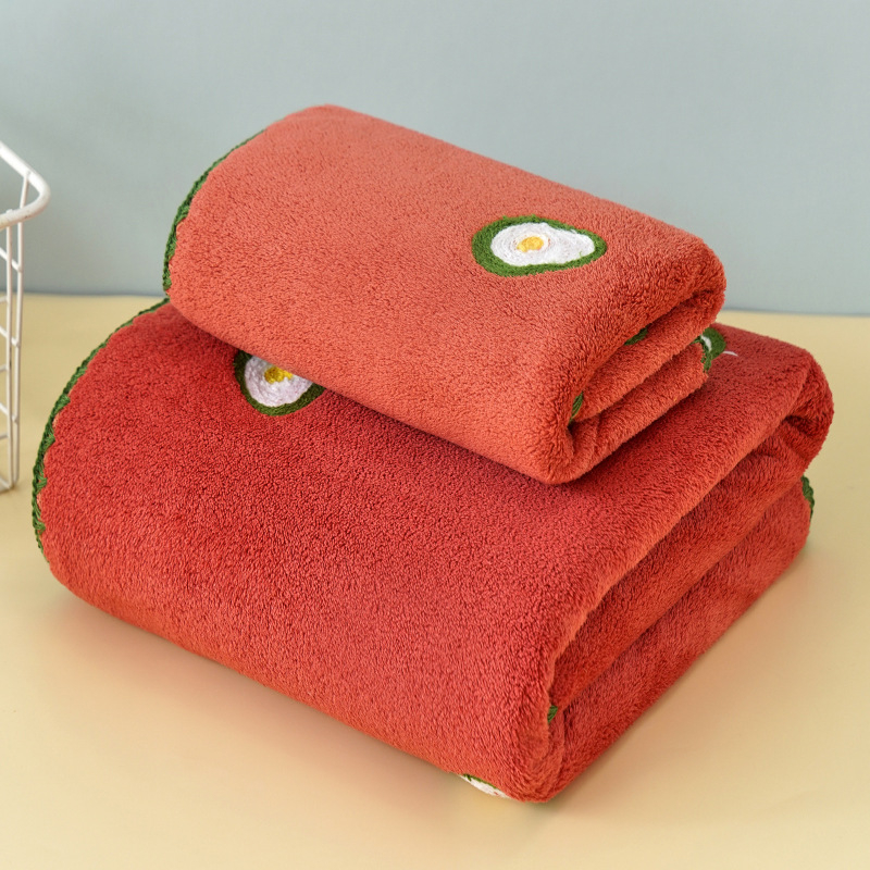 Korall bársony fürdőlepedő teljes hímzéssel – eper mintás, puha és nedvszívó, dobozos ajándék; 150D szálak, 8020 fonás, sima szövés, 350 g