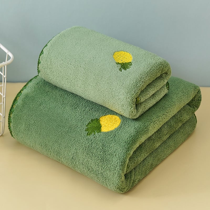 Korall bársony fürdőlepedő teljes hímzéssel – eper mintás, puha és nedvszívó, dobozos ajándék; 150D szálak, 8020 fonás, sima szövés, 350 g