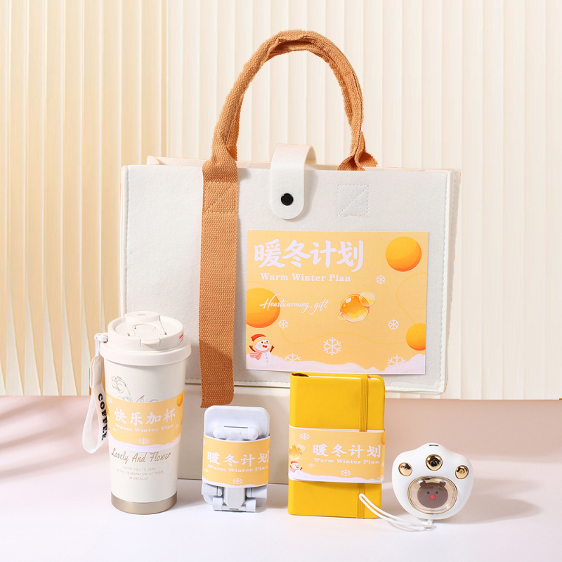 Biznesa dāvanu komplekts — minimālistisks stils, iesaiņots dāvanu kastē, rudens–ziemas sezona, korporatīvās dāvanas