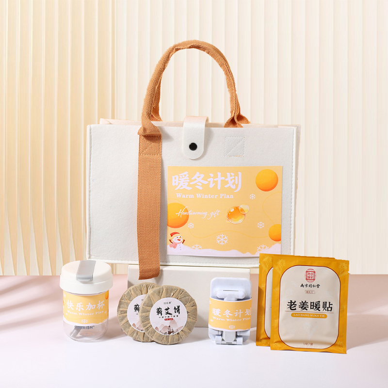 Biznesa dāvanu komplekts — minimālistisks stils, iesaiņots dāvanu kastē, rudens–ziemas sezona, korporatīvās dāvanas