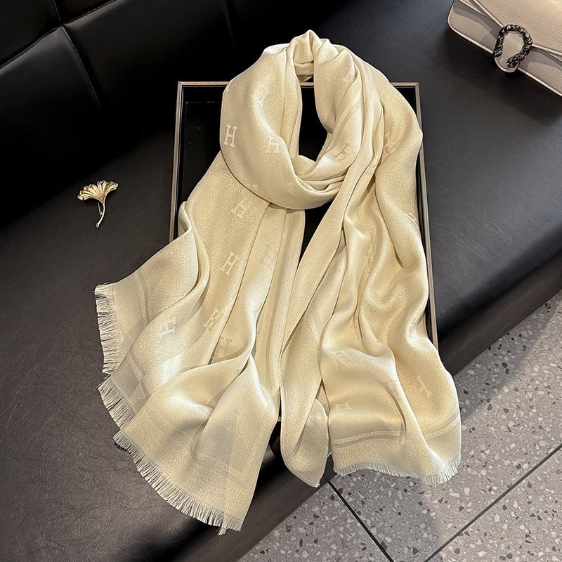 Šal od Tencel pamuka s jednostavnom pleteninom i motivom slova H – toplina, zaštita od sunca i prašine; četiri sezone, srednje duljine, elegantan i svestran za gradsko nošenje