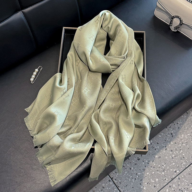 Šal od Tencel pamuka s jednostavnom pleteninom i motivom slova H – toplina, zaštita od sunca i prašine; četiri sezone, srednje duljine, elegantan i svestran za gradsko nošenje