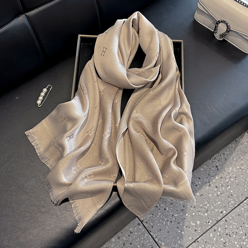 Šal od Tencel pamuka s jednostavnom pleteninom i motivom slova H – toplina, zaštita od sunca i prašine; četiri sezone, srednje duljine, elegantan i svestran za gradsko nošenje