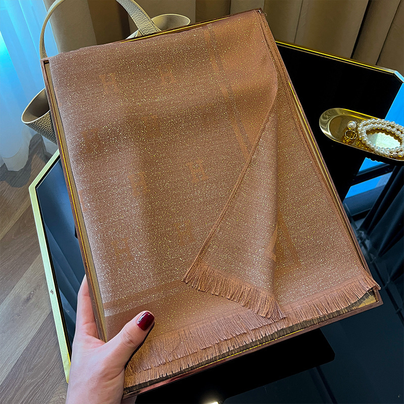 Šal od Tencel pamuka s jednostavnom pleteninom i motivom slova H – toplina, zaštita od sunca i prašine; četiri sezone, srednje duljine, elegantan i svestran za gradsko nošenje