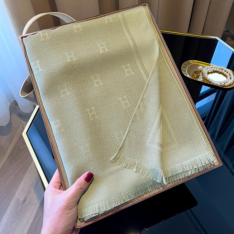 Šal od Tencel pamuka s jednostavnom pleteninom i motivom slova H – toplina, zaštita od sunca i prašine; četiri sezone, srednje duljine, elegantan i svestran za gradsko nošenje