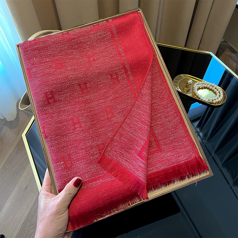 Šal od Tencel pamuka s jednostavnom pleteninom i motivom slova H – toplina, zaštita od sunca i prašine; četiri sezone, srednje duljine, elegantan i svestran za gradsko nošenje
