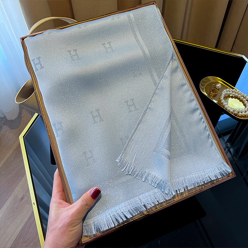 Šal od Tencel pamuka s jednostavnom pleteninom i motivom slova H – toplina, zaštita od sunca i prašine; četiri sezone, srednje duljine, elegantan i svestran za gradsko nošenje