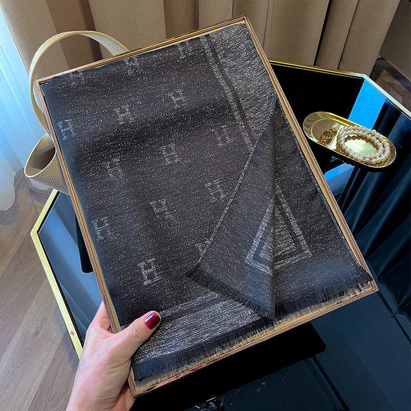 Šal od Tencel pamuka s jednostavnom pleteninom i motivom slova H – toplina, zaštita od sunca i prašine; četiri sezone, srednje duljine, elegantan i svestran za gradsko nošenje