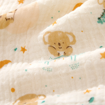 Bērnu dvielis, četru slāņu marle, ķemmēta diega, lāča karikatūras motīvs, ar drukātu logotipu, svars 40 g