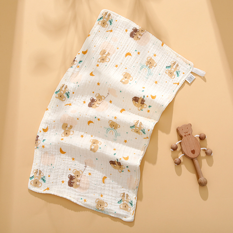 Bērnu dvielis, četru slāņu marle, ķemmēta diega, lāča karikatūras motīvs, ar drukātu logotipu, svars 40 g