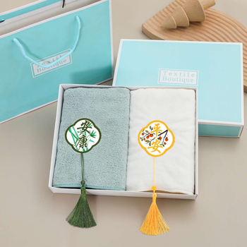 Korall velúr törölköző ajándékdobozban – esküvői szuvenír, 260 g, hímzés és varrás, logó nyomás lehetséges