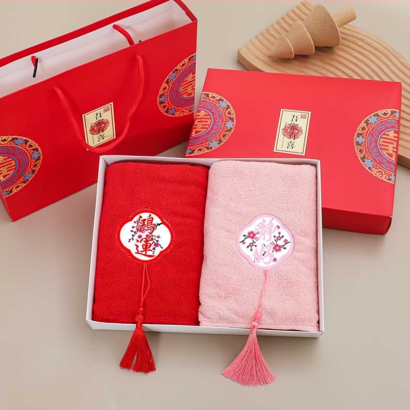 Korall velúr törölköző ajándékdobozban – esküvői szuvenír, 260 g, hímzés és varrás, logó nyomás lehetséges