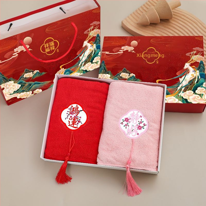 Korall velúr törölköző ajándékdobozban – esküvői szuvenír, 260 g, hímzés és varrás, logó nyomás lehetséges