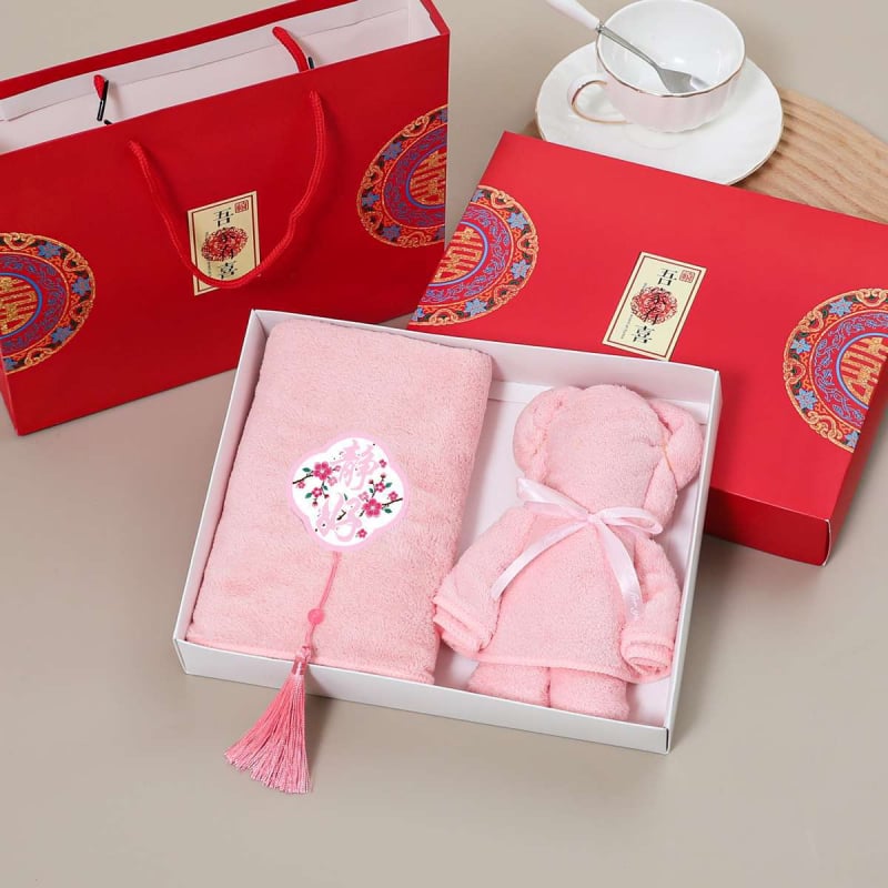 Korall velúr törölköző ajándékdobozban – esküvői szuvenír, 260 g, hímzés és varrás, logó nyomás lehetséges