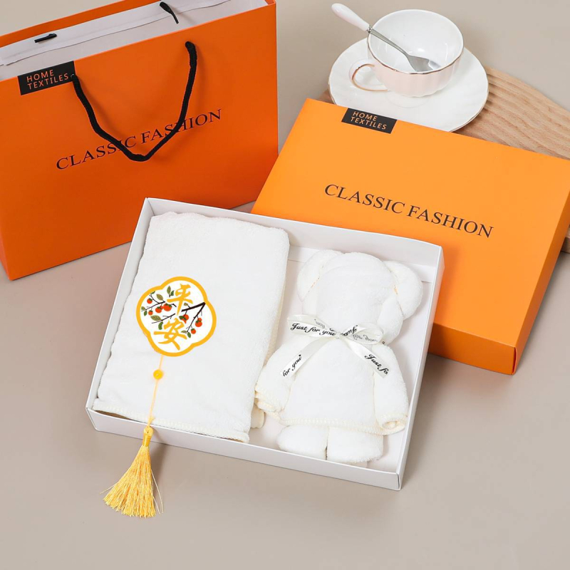 Korall velúr törölköző ajándékdobozban – esküvői szuvenír, 260 g, hímzés és varrás, logó nyomás lehetséges