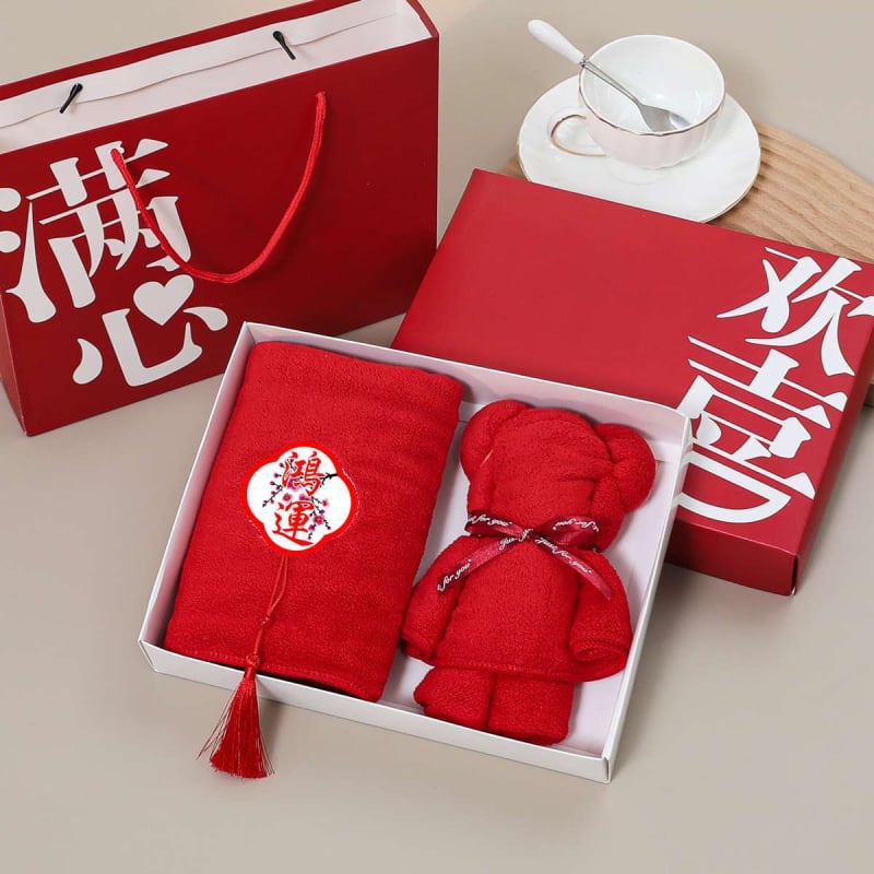 Korall velúr törölköző ajándékdobozban – esküvői szuvenír, 260 g, hímzés és varrás, logó nyomás lehetséges