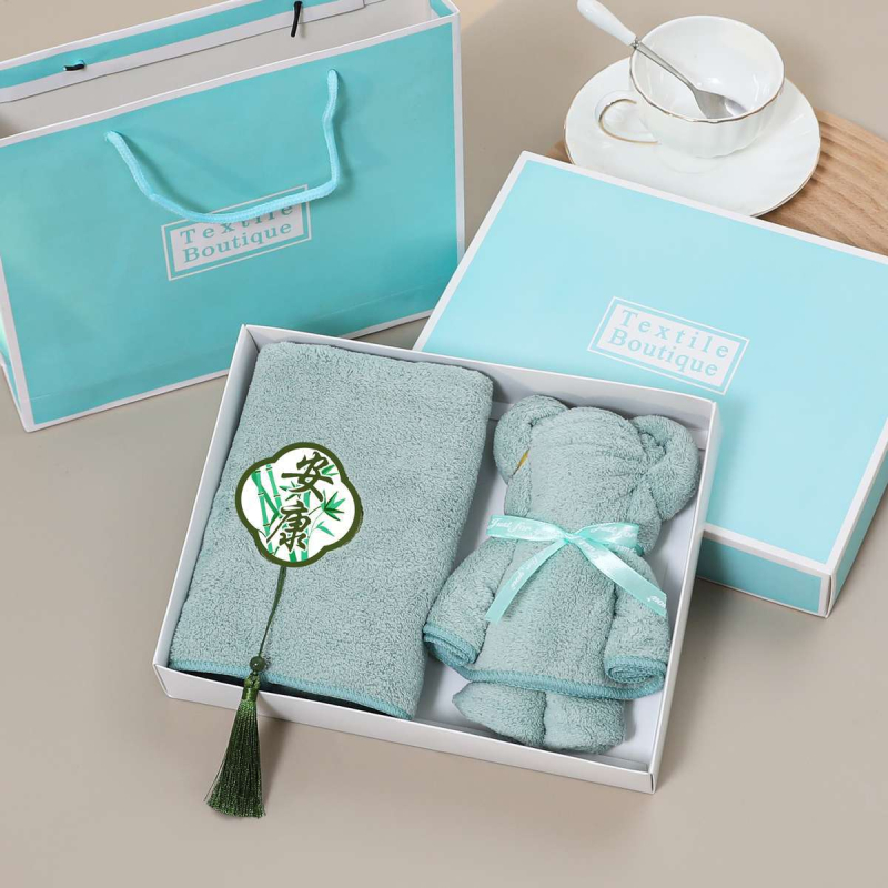 Korall velúr törölköző ajándékdobozban – esküvői szuvenír, 260 g, hímzés és varrás, logó nyomás lehetséges