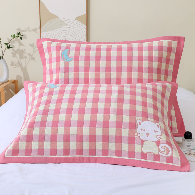 Dvigubo komplektas pagalvių užvalkalai iš šukuotos medvilnės, modelis su karikatūra ir languotu raštu, aplanko stiliaus užsegimas, minkšti ir be pluošto