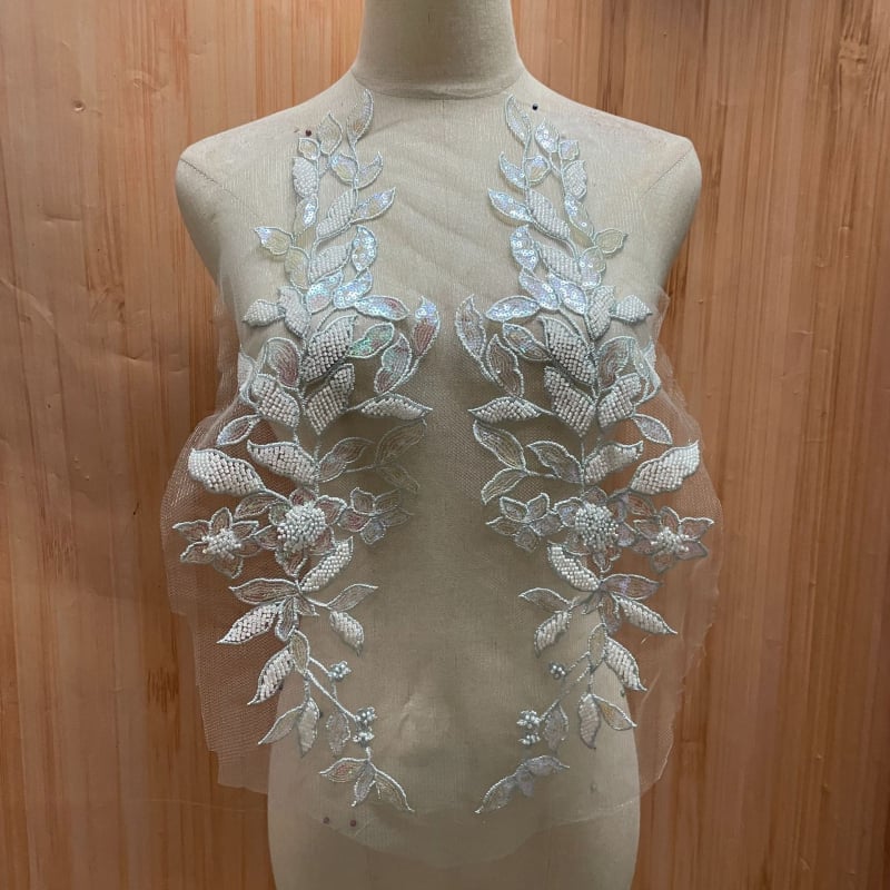 3D pērļu mežģīņu applikācija apģērbam – materiāli: pērļu caurulītes, stikla rīsu pērles, siets, izšūšanas diegs; zīmols Xin Shu; piemērots sieviešu apģēbum, kāzu kleitai; pielietojums: Hanfu, kleitas, balles apģērbs; process: pērļu izšūšana