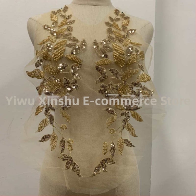 3D pērļu mežģīņu applikācija apģērbam – materiāli: pērļu caurulītes, stikla rīsu pērles, siets, izšūšanas diegs; zīmols Xin Shu; piemērots sieviešu apģēbum, kāzu kleitai; pielietojums: Hanfu, kleitas, balles apģērbs; process: pērļu izšūšana