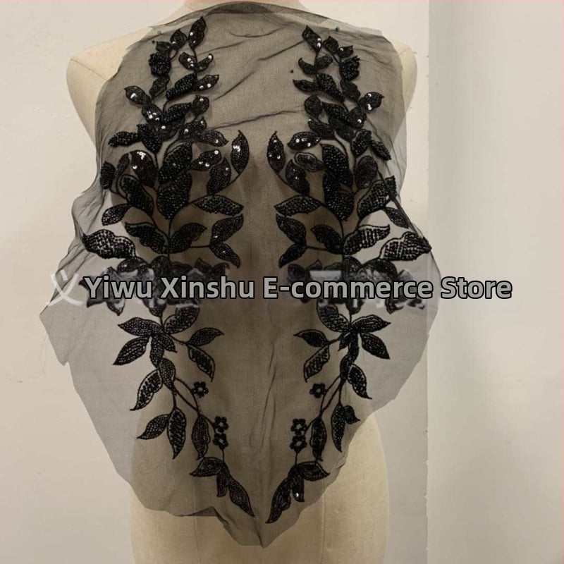 3D pērļu mežģīņu applikācija apģērbam – materiāli: pērļu caurulītes, stikla rīsu pērles, siets, izšūšanas diegs; zīmols Xin Shu; piemērots sieviešu apģēbum, kāzu kleitai; pielietojums: Hanfu, kleitas, balles apģērbs; process: pērļu izšūšana