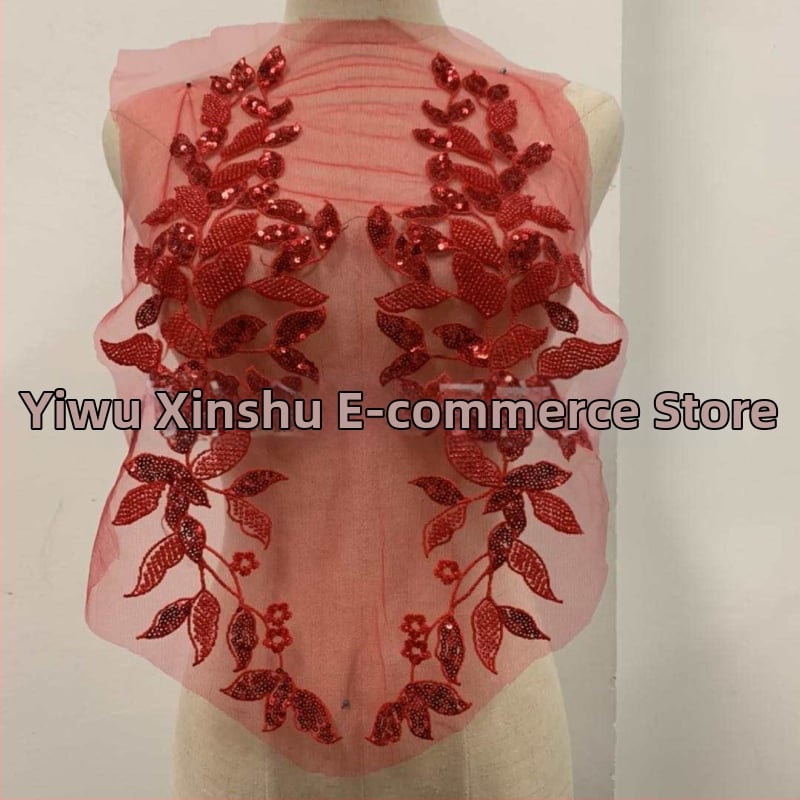 3D pērļu mežģīņu applikācija apģērbam – materiāli: pērļu caurulītes, stikla rīsu pērles, siets, izšūšanas diegs; zīmols Xin Shu; piemērots sieviešu apģēbum, kāzu kleitai; pielietojums: Hanfu, kleitas, balles apģērbs; process: pērļu izšūšana