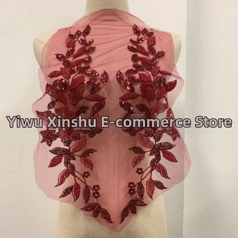 3D pērļu mežģīņu applikācija apģērbam – materiāli: pērļu caurulītes, stikla rīsu pērles, siets, izšūšanas diegs; zīmols Xin Shu; piemērots sieviešu apģēbum, kāzu kleitai; pielietojums: Hanfu, kleitas, balles apģērbs; process: pērļu izšūšana