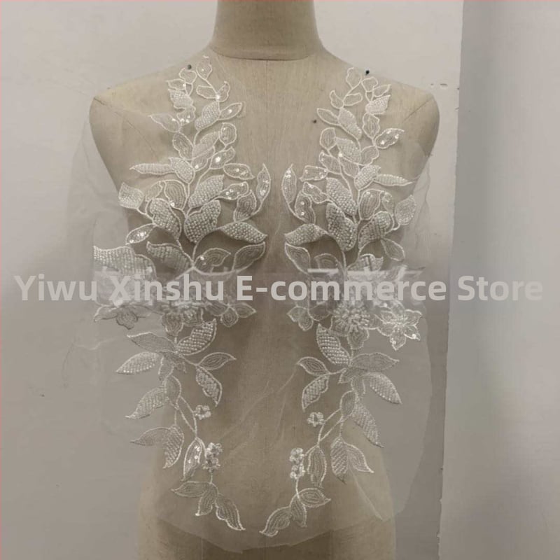 3D pērļu mežģīņu applikācija apģērbam – materiāli: pērļu caurulītes, stikla rīsu pērles, siets, izšūšanas diegs; zīmols Xin Shu; piemērots sieviešu apģēbum, kāzu kleitai; pielietojums: Hanfu, kleitas, balles apģērbs; process: pērļu izšūšana