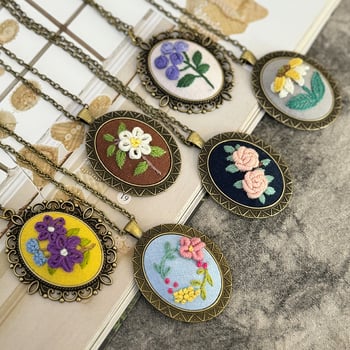 Pastoralais krustšūšanas komplekts ziedu piekariņam – kokvilna un lina, motīvs ziedi/zāle/lapas, auduma izšuvums