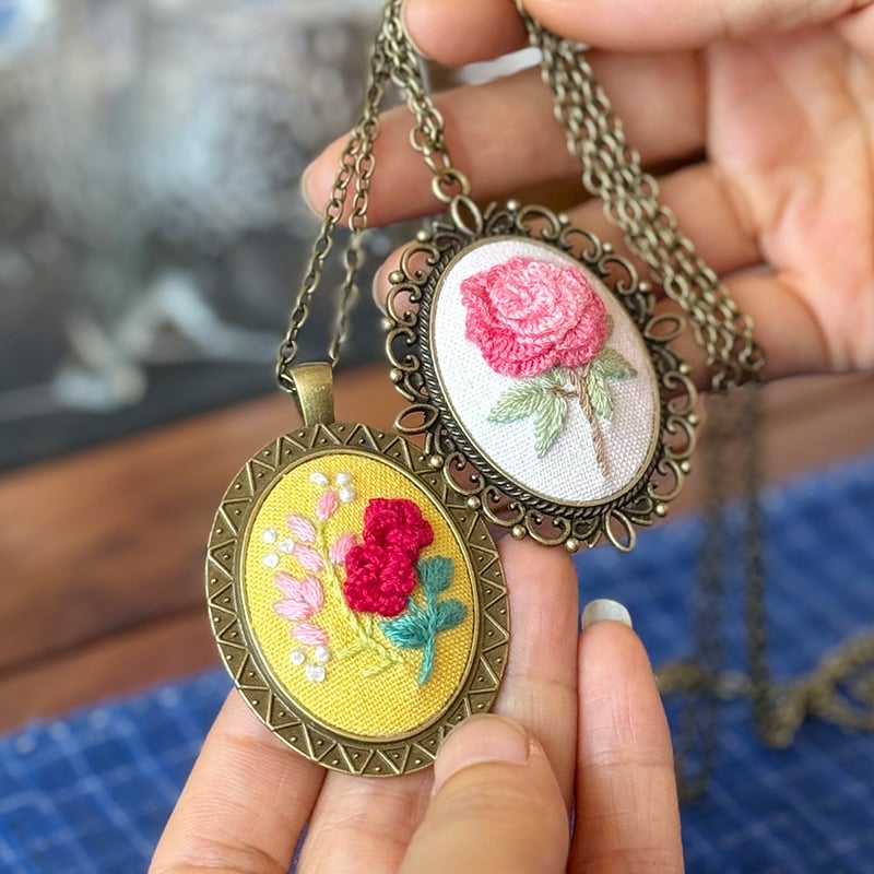 Pastoralais krustšūšanas komplekts ziedu piekariņam – kokvilna un lina, motīvs ziedi/zāle/lapas, auduma izšuvums