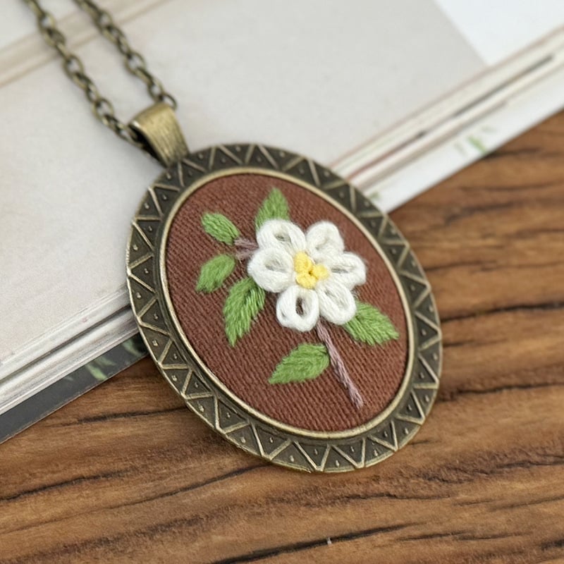 Pastoralais krustšūšanas komplekts ziedu piekariņam – kokvilna un lina, motīvs ziedi/zāle/lapas, auduma izšuvums