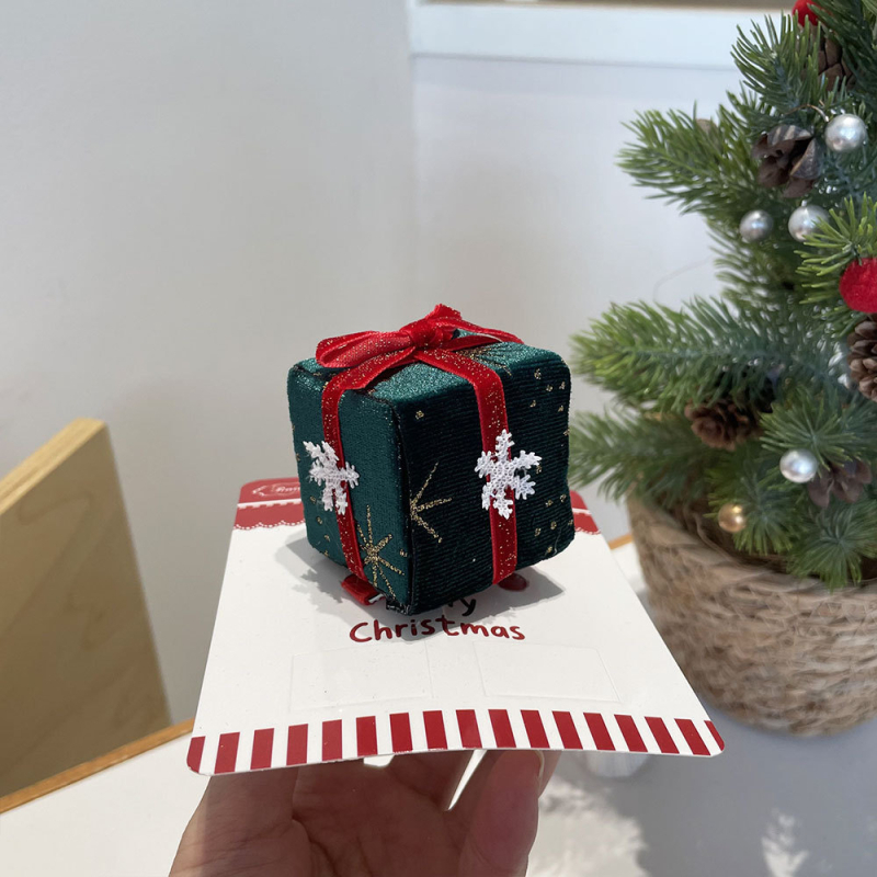 Samta matu spraudnis Ziemassvētku motīvam: sniegpārslas un Ziemassvētku vecis, sievietēm — ziemas izlaidums 2025