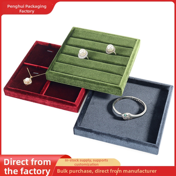 Samta juvelieru demonstrācijas paliktnis gredieniem un kaklarotām — kvadrātiska, vienlīmeņa, ekspozīcijas piederums