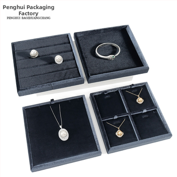 Samta juvelieru demonstrācijas paliktnis gredieniem un kaklarotām — kvadrātiska, vienlīmeņa, ekspozīcijas piederums