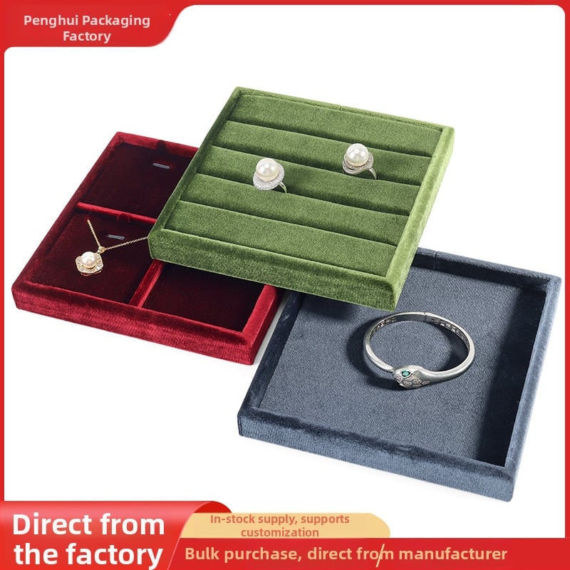 Samta juvelieru demonstrācijas paliktnis gredieniem un kaklarotām — kvadrātiska, vienlīmeņa, ekspozīcijas piederums