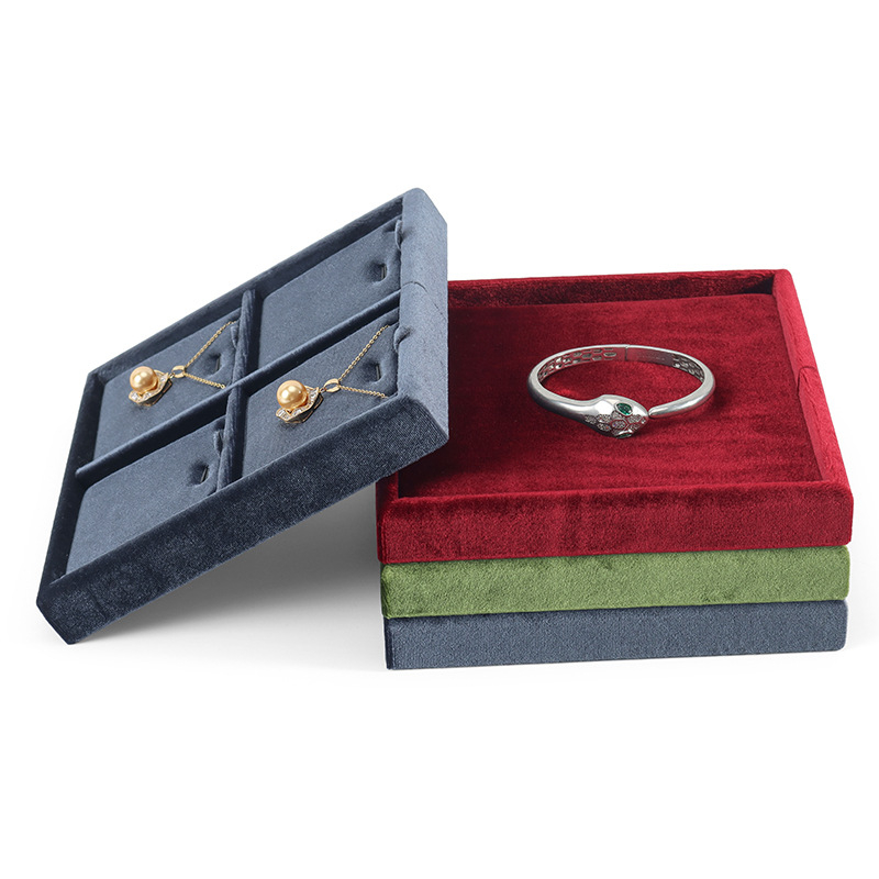 Samta juvelieru demonstrācijas paliktnis gredieniem un kaklarotām — kvadrātiska, vienlīmeņa, ekspozīcijas piederums