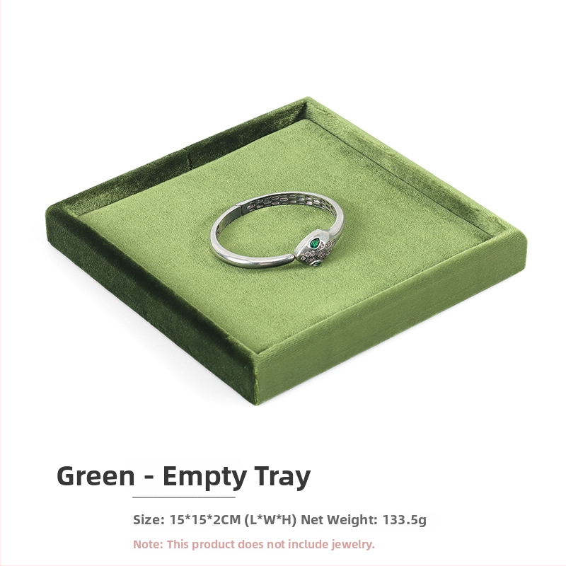 Samta juvelieru demonstrācijas paliktnis gredieniem un kaklarotām — kvadrātiska, vienlīmeņa, ekspozīcijas piederums