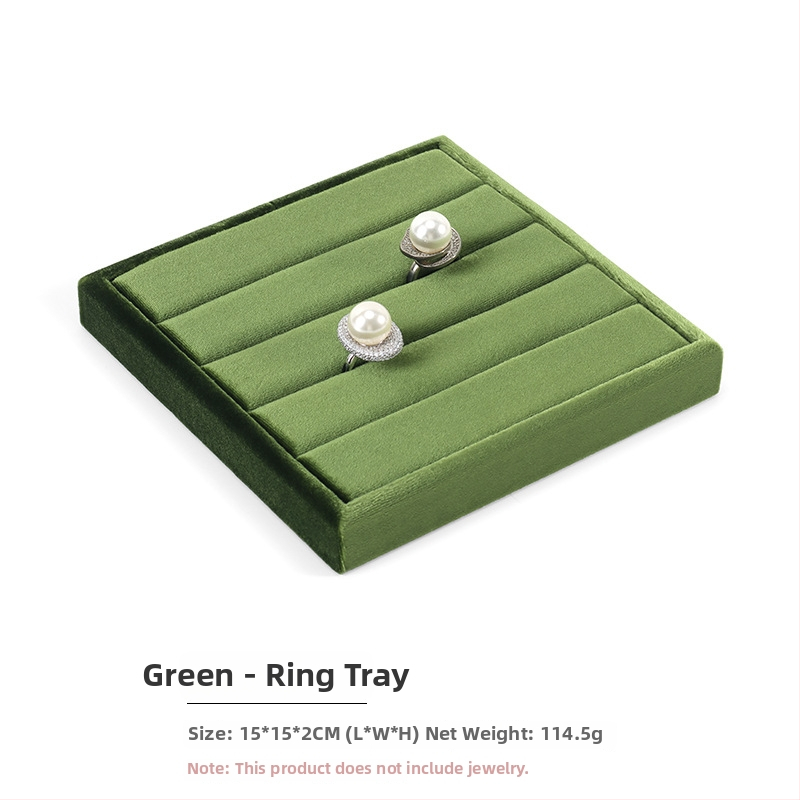 Samta juvelieru demonstrācijas paliktnis gredieniem un kaklarotām — kvadrātiska, vienlīmeņa, ekspozīcijas piederums