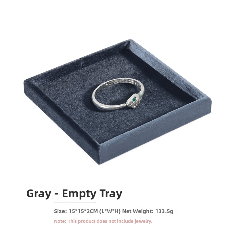 Samta juvelieru demonstrācijas paliktnis gredieniem un kaklarotām — kvadrātiska, vienlīmeņa, ekspozīcijas piederums