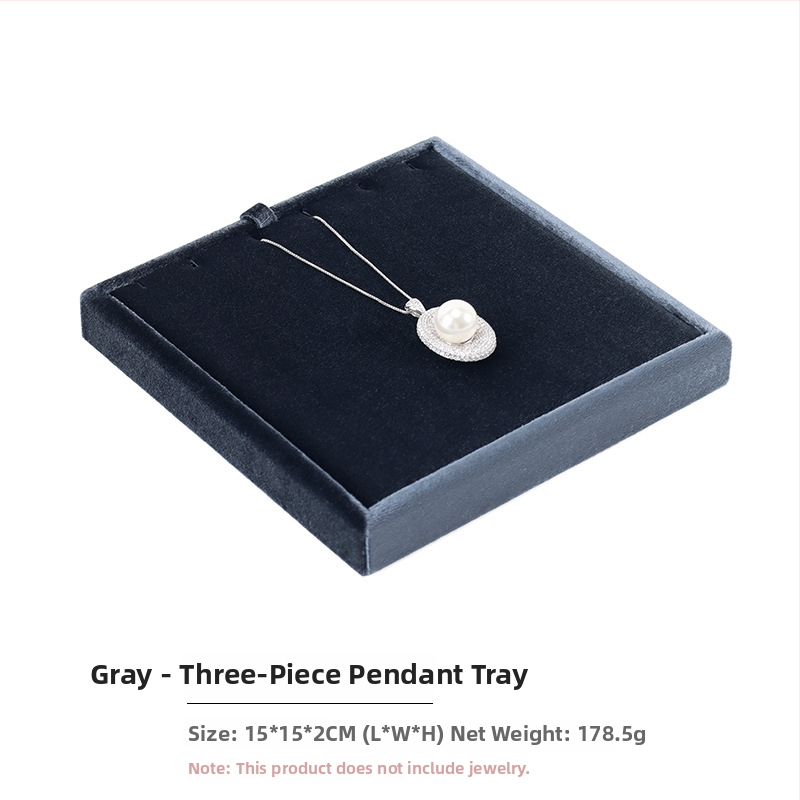 Samta juvelieru demonstrācijas paliktnis gredieniem un kaklarotām — kvadrātiska, vienlīmeņa, ekspozīcijas piederums