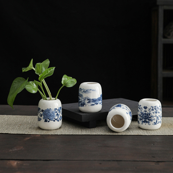 Porcelāna vāze ķīniešu stilā uz galda; Materiāls: porcelāns; Kategorija: vāze; Iepakojums: kartona iepakojums; Dāvanas gadījumi: kāzas, dzimšanas diena, izlaidums, pārvākšanās