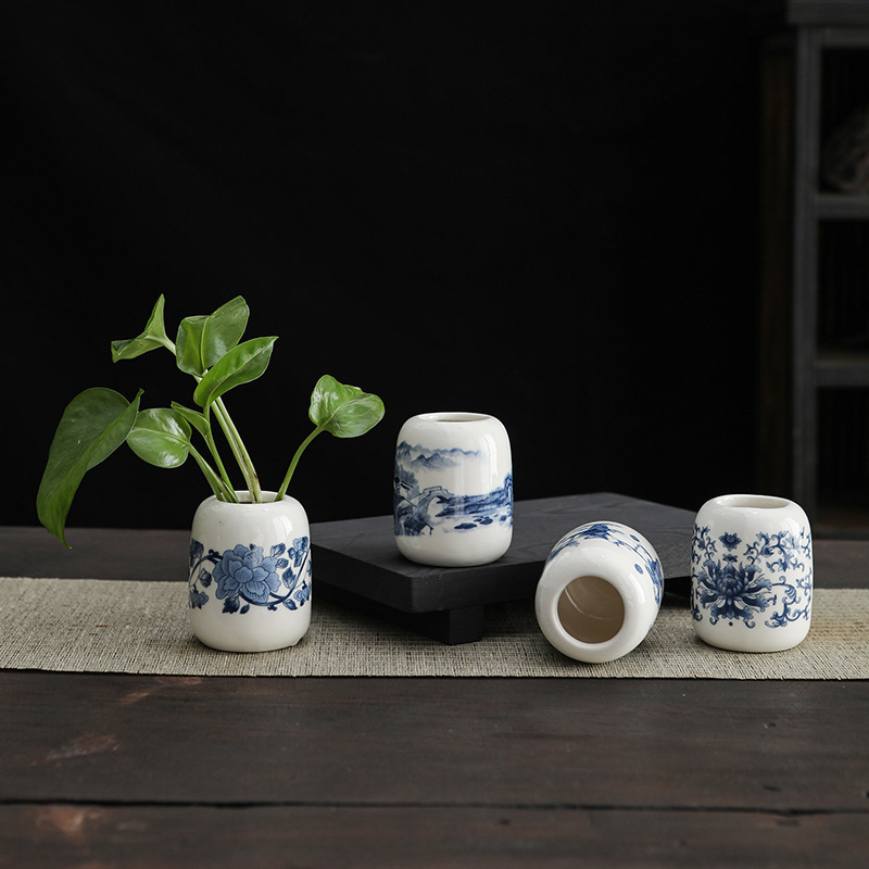 Porcelāna vāze ķīniešu stilā uz galda; Materiāls: porcelāns; Kategorija: vāze; Iepakojums: kartona iepakojums; Dāvanas gadījumi: kāzas, dzimšanas diena, izlaidums, pārvākšanās